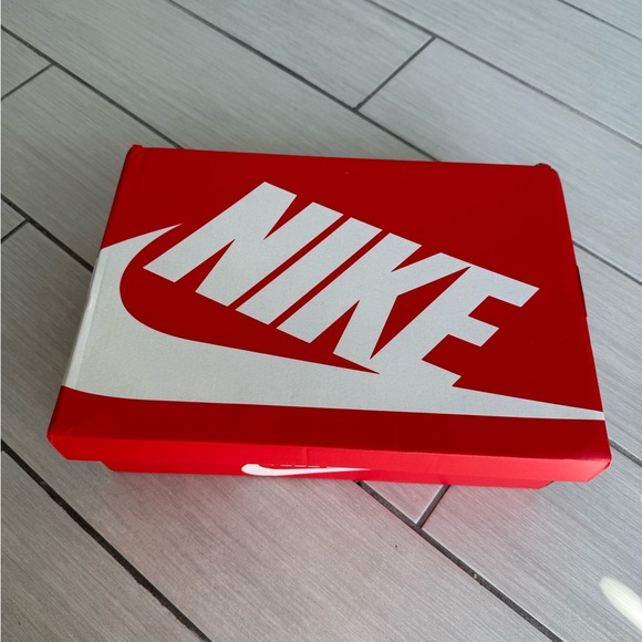 Nike White & Silver V5 RNR Sneakers - Picture 2 of 7